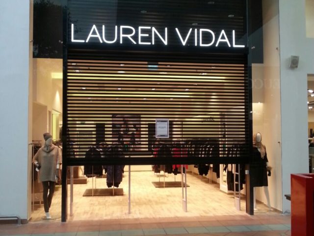 Интерьерная вывеска бутика «Lauren Vidal»